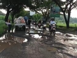Jalan Alternatif Pati-Rembang Di Winong Kondisinya Rusak Parah.