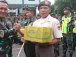 Kodim 0718 Pati Secara Simbolis Serahkan Bingkisan Lebaran Idul Fitri 2025 Kepada Anggotanya.