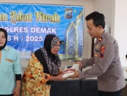 Polres Demak Bersama Anggota Salurkan 1.134 Paket Zakat fitrah Pada Masyarakat.