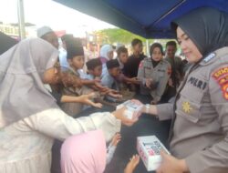 Polres Demak Bagikan Ratusan Nasi kotak Kepada Masyarakat.