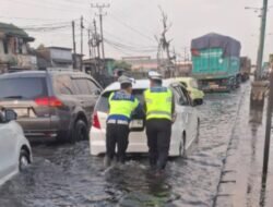 Satlantas Polres Demak Bantu Pengendara Mobil Dan Motor Mogok Akibat Rob.