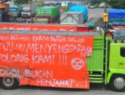 Aksi Protes Sopir Yang Tergabung GSJT Terkait Kebijakan ODOL Melakukan Orasi Di Kudus.