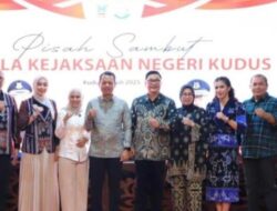 Bupati Kudus Sam’ani lntakoris Hadiri Pisah Sambut Kajari Kudus Dari Henriyadi W Putro Kepada Andi Metrawijaya.