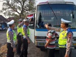 HUT RI Ke -80 Satlantas Polres Demak Ajak Masyarakat Kibarkan Bendera Merah Putih.