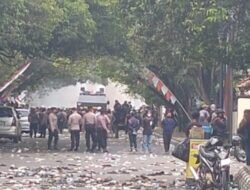 Demonstrasi Di Alun -Alun Pati Berakhir Ricuh 57 Orang Mengalami Luka Berat Dan Luka Ringan.