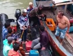 Polairud Polres Demak Berhasil Selamatkan 6 Pemancing Yang Terombang-Ambing Badai Di Laut.