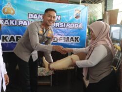 Polres Demak Berikan Bantuan Kaki Palsu Dan Kursi Roda Kepada Korban Lakalantas.