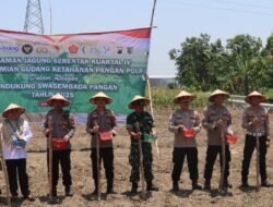 Dukung Swasembada Pangan, Polres Demak Lakukan Penanaman Jagung Dan Gelar Pengobatan Geratis Untuk Masyarakat.
