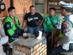 Polres Grobogan Lakukan Sosialisasi Tertib Berlalulintas ,Pada Komunitas Ojek Online Di Jl.A.Yani Purwodadi.