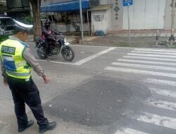 Satlantas Polres Grobogan Jateng Lakukan Pengecekan Di Perempatan Bejo Pastikan Kondisi Jalan Dalam Kondisi Baik Dan Lalulintas Lancar.