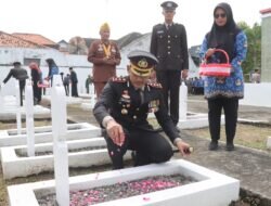 Polres Demak Gelar Upacara Ziarah Ke Makam Pahlawan Dalam Rangka Hari Pahlawan 2025.