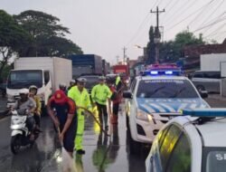 Satlantas Polres Demak Dan Damkar Bersihkan Lumpur Dampak Dari Pengerukan Sungai.