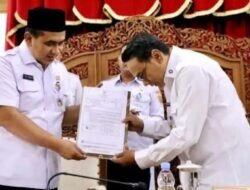 Wakil Gubernur Taj Yasin Maimoen Serahkan Surat Tugas Plt Bupati Pati Pada Wakil Bupati Risma Ardhi Chandra.