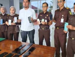Kejari Kudus Tawarkan Puluhan Ponsel Hasil Sitaan Negara.