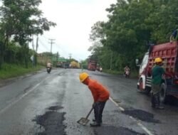 Akibat Kerusakan Jalan Karena Intensitas Hujan Yang Tinggi ,Kementerian PU Lakukan Perbaikan Jalan Ruas Rembang – Lasem.
