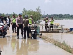 Polres Demak Siaga Penuh Tanggul Sungai Tuntang Jebol Di Tiga Titik.