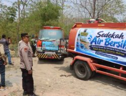 Polres Demak dan Wartawan Salurkan Empat Tangki Air Bersih ke Ponpes Giri Kesumo